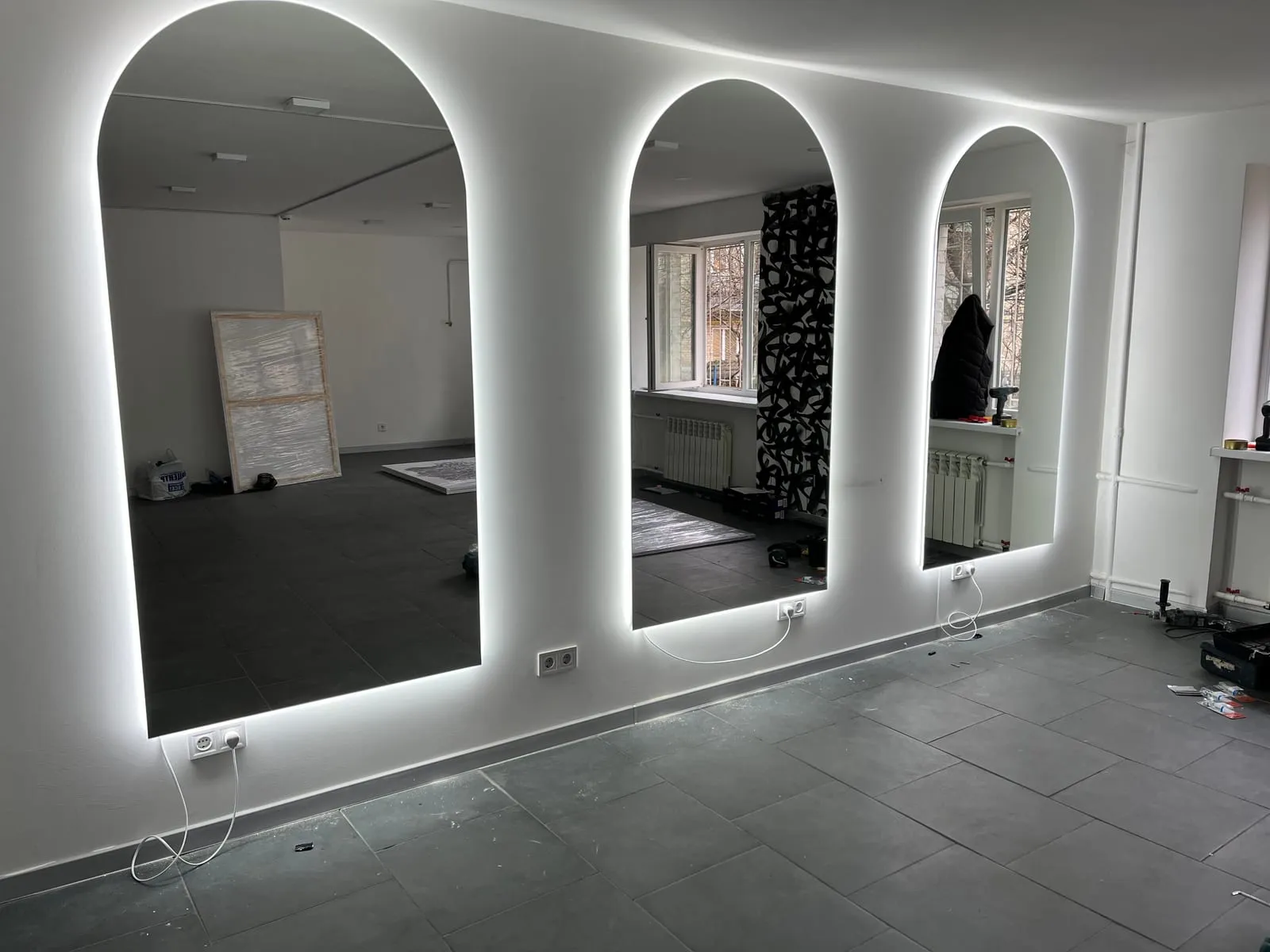 Арочні дзеркала з LED-підсвіткою для комерційного інтер'єру — робота Lux Dzerkalo